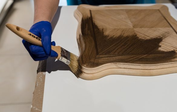 Lakierobejcę można nakładać na surowe lub oczyszczone drewno.